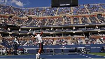<b>EL SOL BRILLÓ PARA DJOKOVIC. </b>La suspensión del sábado fue providencial para Djokovic, que reaccionó bajo un sol radiante en la Arthur Ashe y apartó a Ferrer de la final.