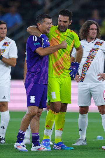 Jared Borgetti y Gianluigi Buffon.