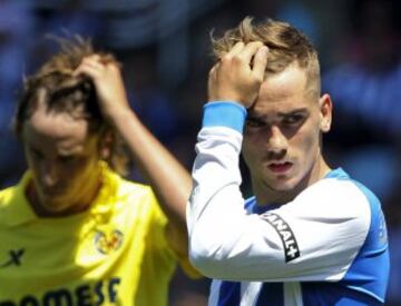 Antoine Griezmann (d), jugador de la Real Sociedad, lamenta la derrota de su equipo (1-2) ante el Villarreal.