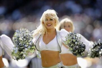 Animadora de las Raiderettes, las cheerleaders de Oakland Raiders.