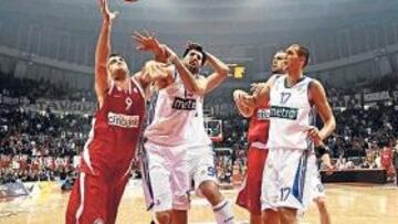 <b>REACCIÓN INCOMPLETA. </b>Mumbrú peleó como siempre, en la imagen ante Burusis, pero le faltó confianza para anotar triples importantes.