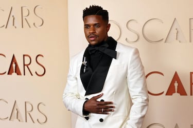 Jeremy Pope posa en la alfombra roja del Dolby Theatre.