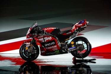 Alimentación: Inyección electrónica indirecta, 4 cuerpos de la válvula reguladora
con inyectores por encima y por debajo de la mariposa. Acelerador controlado por
el doble sistema Ride by Wire.