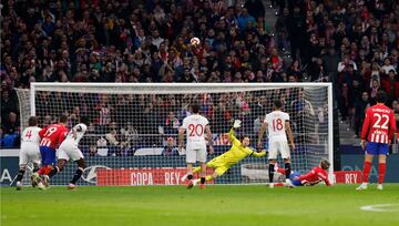 Antoine Griezmann en el momento del impacto su pie de apoyo resbala y manda el balón a las nubes.