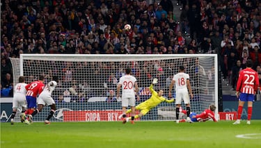 Antoine Griezmann en el momento del impacto su pie de apoyo resbala y manda el balón a las nubes.