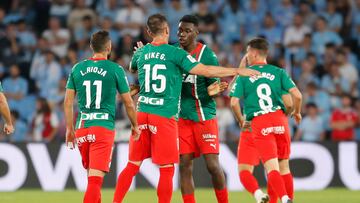 VIGO (PONTEVEDRA), 28/09/2023.- El delantero del Alavés Samu Omorodion (2d) celebra su gol, primero del equipo vasco, durante el partido de la séptima jornada de LaLiga que Real Celta de Vigo y Deportivo Alavés disputan este jueves en el estadio de Balaídos. EFE/ Salvador Sas
