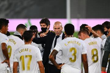 Zinedine Zidane dando instrucciones a sus jugadores durante la pausa para la hidratación.