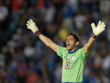 El portero de Cruz Azul de México tiene un salario de 1.5 millones de dólares al año, así lo reportó Forbes en su último listado. 