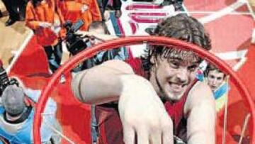 <b>GRAN RECUERDO. </b>Marc Gasol quiso cortar las redes de la canasta en la que el Akasvayu consiguió el primer título de su historia. Algunos se fumaron hasta un puro.