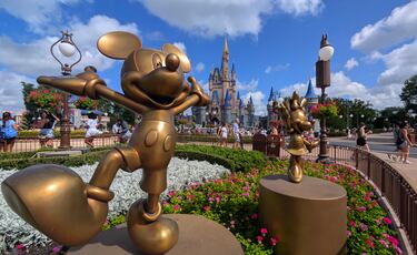 El Reino Mágico de Disney es el parque temático por excelencia. Es el más famoso y el más visitado del mundo y se diría que engloba toda la esencia del universo Disney. Se construyó en 1971 aunque ha tenido varias remodelaciones desde entonces. Consta de seis regiones diferentes: Main Street USA, Tomorrowland, Fantasyland, Liberty Square, Adventureland y Frontierland. Además de castillos, barcos piratas o mansiones embrujadas y poder encontrarte con Cenicienta o el mismísimo Mickey Mouse, por ejemplo, en Magic Kingdom también se encuentran algunas de las mejores atracciones del mundo. 