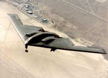Un bombardero furtivo B-2 se pone a prueba en la Base Aérea Edwards de California.