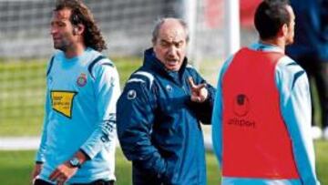 <b>AL MANDO. </b>Mané da órdenes a sus jugadores, en el entrenamiento del Espanyol en Sant Adrià.