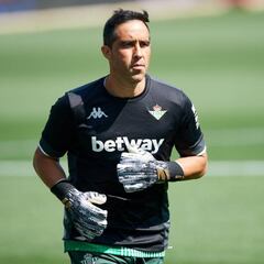 Bravo se luce con un tapadón y Pellegrini celebra en el debut