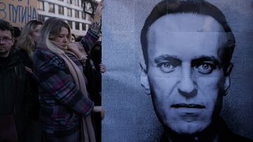 People gather outside the Russian embassy, following the death of Russian opposition leader Alexei Navalny, reported by prison authorities in Russia's Yamalo-Nenets region where he had been serving his sentence, in Warsaw, Poland, February 16, 2024. Dawid Zuchowicz/Agencja Wyborcza.pl via REUTERS ATTENTION EDITORS - THIS IMAGE WAS PROVIDED BY A THIRD PARTY. POLAND OUT. NO COMMERCIAL OR EDITORIAL SALES IN POLAND.