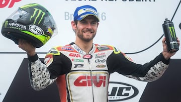 Cal Crutchlow en el podio de Brno tras su victoria.