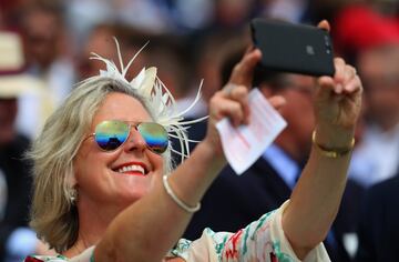 Baile de sombreros en el "Ladies Day" de Epsom