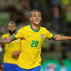 Antony: “Players like Casemiro helped me settle into the Brazil side”