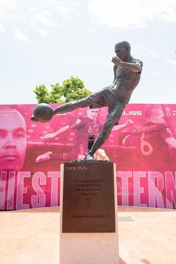 Vista de la escultura Andrés Iniesta.