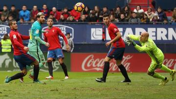 Barcelona&#039;s Argentinian forward Lionel Messi (2L) scores during the Spanish league football match CA Osasuna vs FC Barcelona at the Reyno de Navarra (El Sadar) stadium in Pamplona on December 10, 2016. / AFP PHOTO / CESAR MANSO