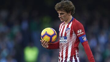 Griezmann se marcha cabizbajo. 