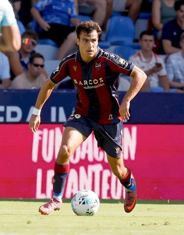 Al equipo valenciano llegó este verano cedido por el Celta de Vigo para la temporada 2025-26. Hasta el momento ha jugado 10 partidos. 