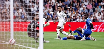 3-0. Jugada individual del brasileño al comienzo de la segunda mitad. Arranca por su banda con el balón pegado a las botas, cambia de ritmo para dejar atrás a Carlos Benavídez y define con su pierna derecha, raso y por debajo de las piernas de Antonio Sivera.