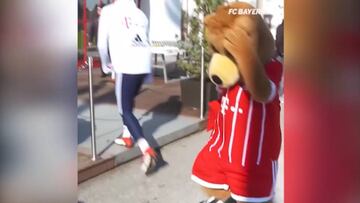 El tremendo caño de la mascota del Bayern Munich a Javi Martínez