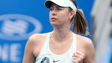 Maria Sharapova celebra un punto ante Mihaela Buzarnescu durante su partido de primera ronda en el WTA Shenzhen Open.