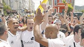 SE DESATÓ LA EUFORIA. Todo Puebla de San Julián salió a la calle para festejar con sus héroes el ascenso del Muebles Caloto a División de Honor