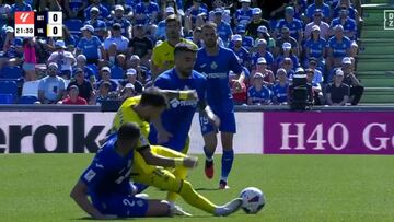 Cruce de cables incomprensible de Baena: agresión lamentable y roja directa