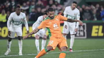 Willian José lanza el penalti de la victoria sobre el Elche.