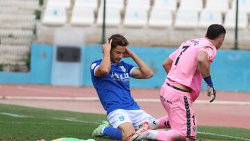 José Enrique se lamenta ante Alfonso Herrero tras fallar un gol a puerta vacía.