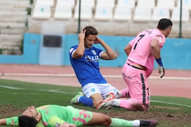 El M¨¢laga defrauda y se estrella contra el Melilla en un campo infame