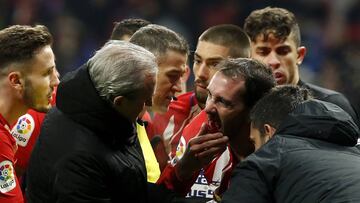 Godín, ante el Valencia.