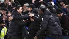 Mauricio Pochettino, entrenador del Chelsea, celebra con el cuerpo técnico el tercer gol de Cole Palmer ante el Manchester United.