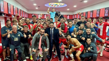 Mohamed Al Khereiji, propietario del Almería, con los jugadores y técnicos en el vestuario.