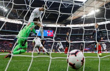 El delantero inglés Harry Kane marca el 2-1 a Croacia.