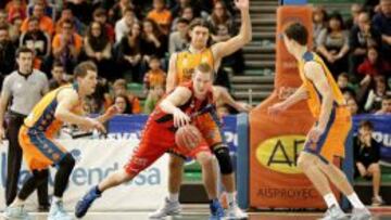 Nedovic, Loncar y Lucic cierran el camino a Colton Iverson.
