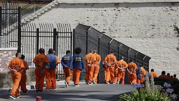 ARCHIVO - En esta fotograf&iacute;a de archivo del 16 de agosto de 2016, los reclusos de la poblaci&oacute;n general hacen fila en la Prisi&oacute;n Estatal de San Quentin en San Quentin, California.