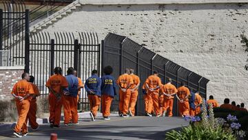 ARCHIVO - En esta fotografía de archivo del 16 de agosto de 2016, los reclusos de la población general hacen fila en la Prisión Estatal de San Quentin en San Quentin, California.