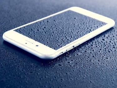 ¿Qué hacer si se te cae el smartphone al agua?