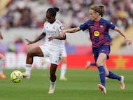 BARCELONA, SPAIN - NOVEMBER 15: (L-R) Linda Caicedo of Real Madrid Women , Irene Paredes of FC Barcelona Women during the Primera División Femenina match between FC Barcelona Women v Real Madrid Women at the estadi olimpic lluis companys on November 15, 2025 in Barcelona Spain (Photo by David Ramirez/Soccrates/Getty Images)