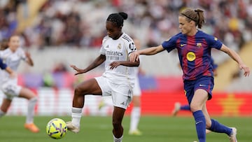 BARCELONA, SPAIN - NOVEMBER 15: (L-R) Linda Caicedo of Real Madrid Women , Irene Paredes of FC Barcelona Women during the Primera División Femenina match between FC Barcelona Women v Real Madrid Women at the estadi olimpic lluis companys on November 15, 2025 in Barcelona Spain (Photo by David Ramirez/Soccrates/Getty Images)