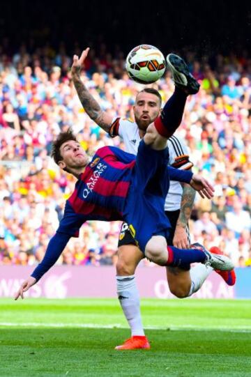 Leo Messi ante Otamendi.