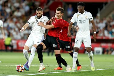 Moi Gómez entre Benzema y Tchouameni.