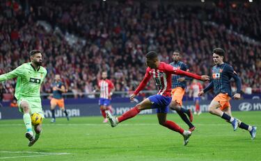 Lino bate por bajo a Mamardashvili tras un pase fabuloso de Griezmann en un saque de banda rápido antes del descanso. El Atleti cerraba la primera parte con una posesión por la que Xavi suspiraría (70%).