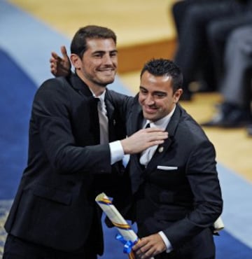 Xavi recibe en 2012 el premio Príncipe de Asturias junto a Iker Casillas.