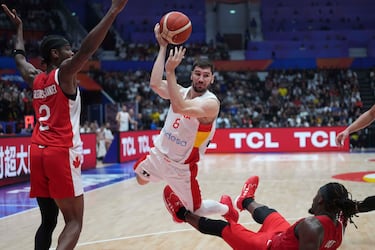 El jugador español Darío Brizuela ante los canadienses Shai Gilgeous-Alexander y Luguentz Dort.
