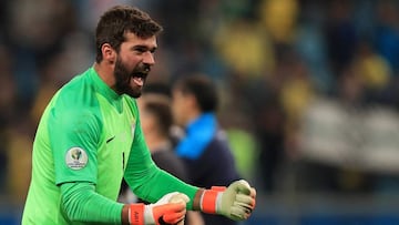 Alisson Becker, figura de Brasil en el triunfo por penales sobre Paraguay en Copa Am&eacute;rica.