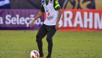 Neymar durante el entrenamiento de ayer con Brasil.